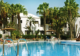 Swimmingpool-of-the-Bungalow