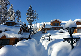 Hotel vom Schnee bedeckt