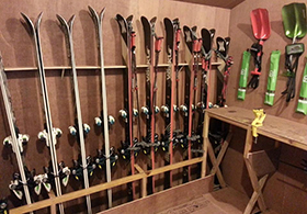 Skiverleih und Sicherheitsausrüstung