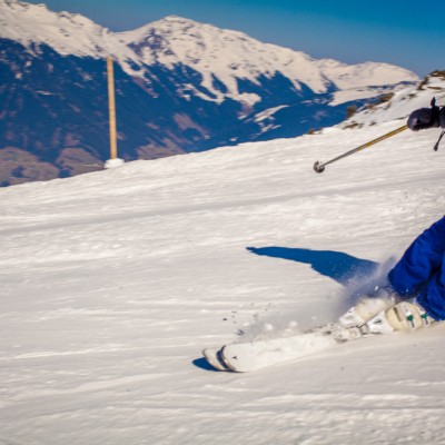 Judith beim windschnittigen Ski fahren