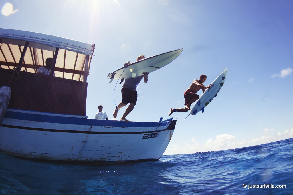 Mit den Dhoni Booten geht es zu den Surfspots