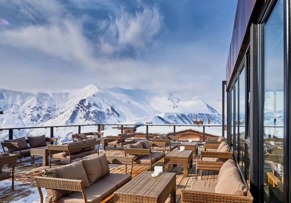 Terrasse Winterurlaub Freeride Gudauri Georgien | Travel Delight