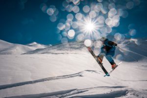 Ski springen im Tiefschnee.