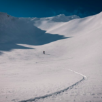 Bergführer überprüft die Schneedecke