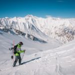 Gudauri Bergkamm. Touren geher läuft zum Kloster