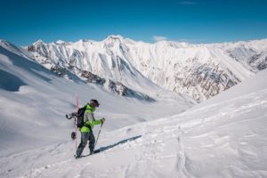 Gudauri Bergkamm. Touren geher läuft zum Kloster